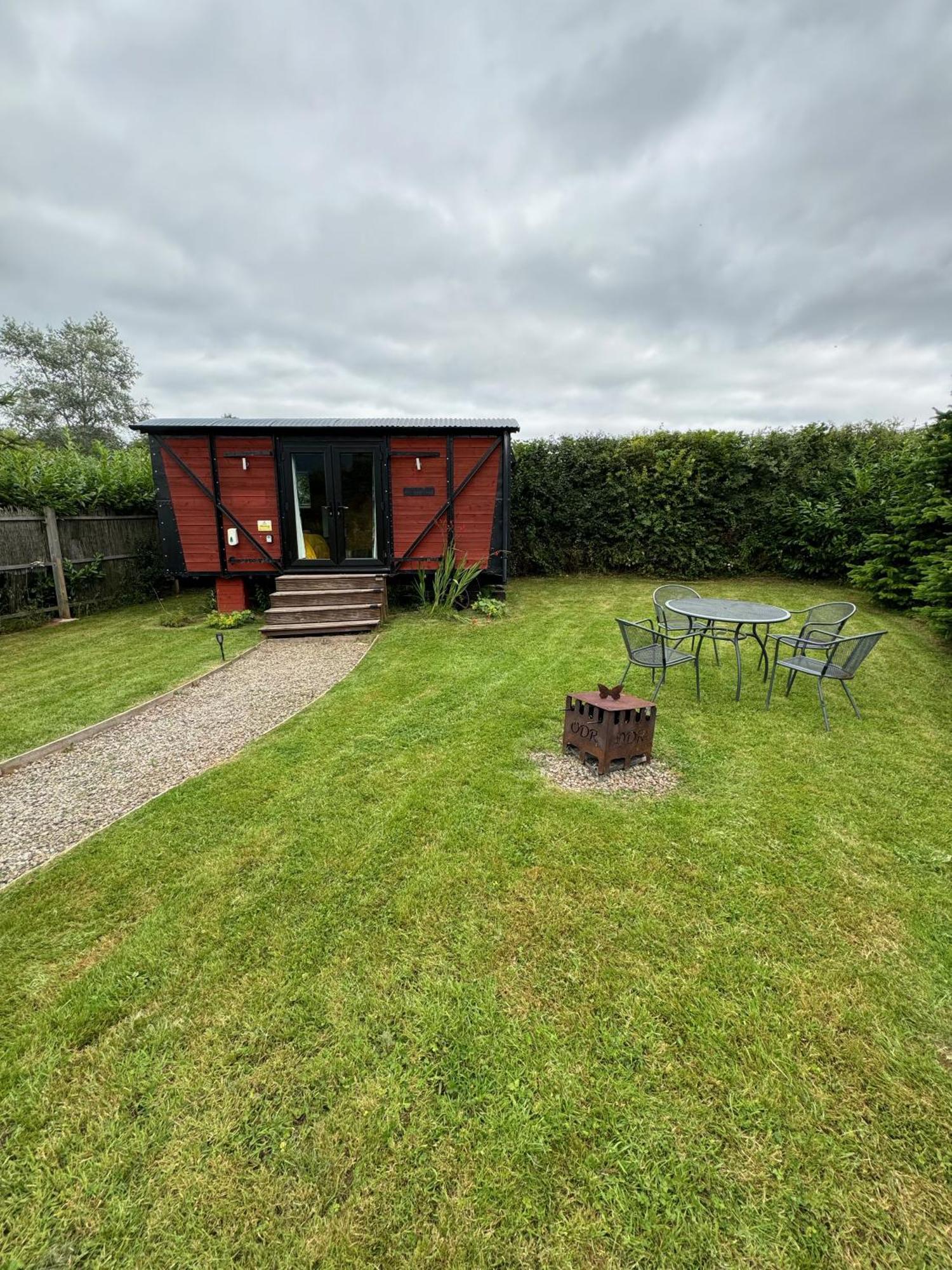 Unique Sheperds Hut Private Hot Tub, Ensuite & Kitchenette Clodock Exteriér fotografie
