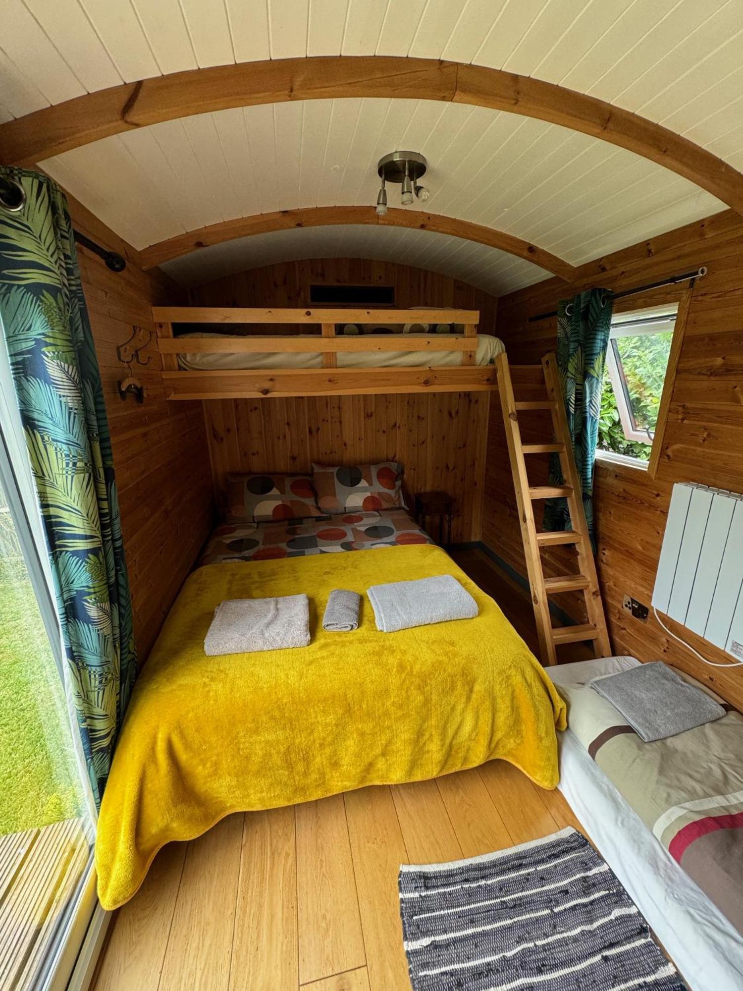Unique Sheperds Hut Private Hot Tub, Ensuite & Kitchenette Clodock Exteriér fotografie