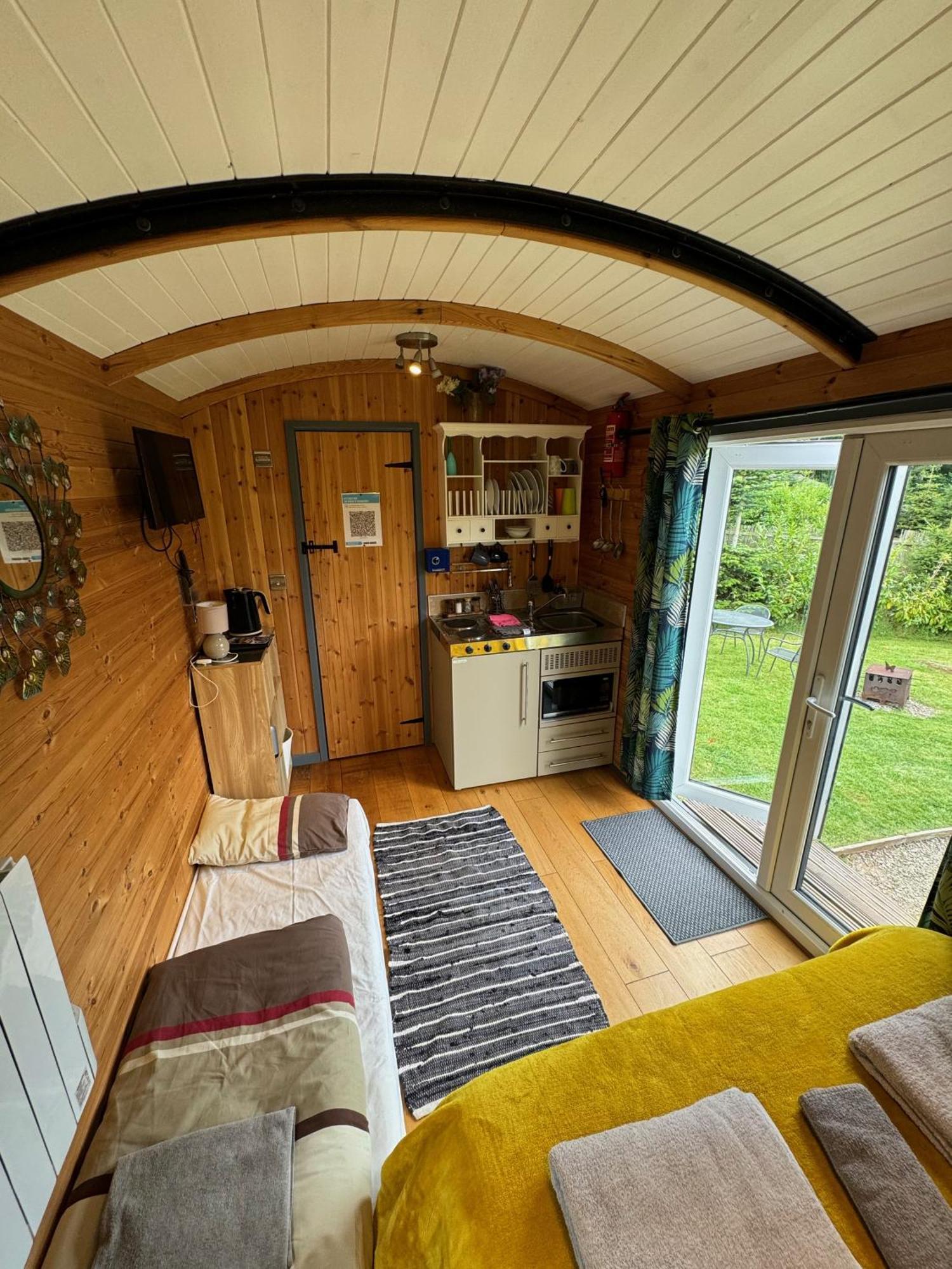 Unique Sheperds Hut Private Hot Tub, Ensuite & Kitchenette Clodock Exteriér fotografie