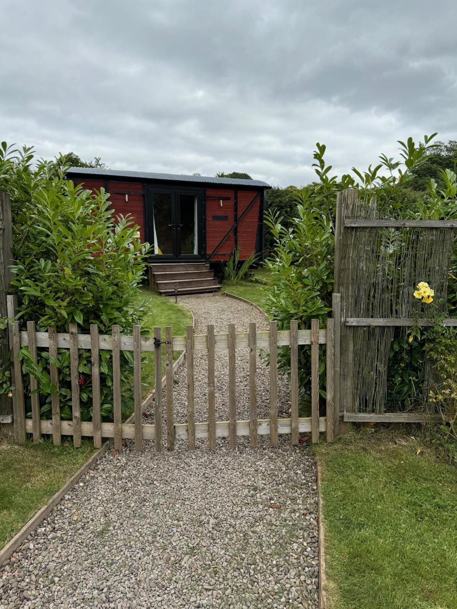Unique Sheperds Hut Private Hot Tub, Ensuite & Kitchenette Clodock Exteriér fotografie